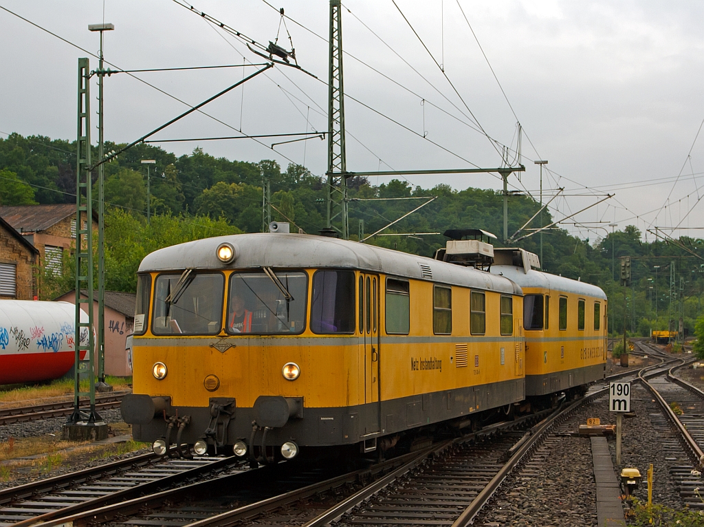 Der Gleismesszug 725 004-6 / 726 004-5 der DB Netz Instandhaltung f�hrt am 27.06.2012 von Betzdorf (Sieg) auf die Hellertalbahn. Der Zug besteht aus: Antriebs- und Mannschaftswagen 725 004-6, ex 798 674-8, ex VT98 9674 und Steuer- und Messwagen 726 004-5.

Der VT 725 004-6 wurde 1959 bei der Wagonfabrik Uerdingen unter der Fabrik-Nr. 66 568 gebaut und als VT 98 9674 an die Deutschen Bundesbahn geliefert. Ab 1968 wurde er als DB 798 674-8 bezeichnet. Im Jahr 1975 erfolgte dann im AW Kassel der Umbau in den Antriebs- und Mannschaftswagen DB 725 004-6.

Der Steuer- und Messwagen 726 004-5 wurde 1974 bei MBB in Donauw�rth unter der Fabrik-Nr. 09 030 gebaut.

Allgemeines:
Die Kontrolle der Fahrwege erfolgte noch bis in die DB Zeit durch den Streckenl�ufer. Ab 1950 wurde Ultraschall zur Pr�fung der Gleise eingesetzt. In den 1970er Jahren war der Bestand an Gleismesswagen bei der Deutschen Bundesbahn gering, au�erdem war die H�chstgeschwindigkeit der eingesetzten Fahrzeuge zu niedrig. Im Jahre 1974 entwickelte daher das Bundesbahn-Zentralamt M�nchen einen neuartigen zweiteiligen Gleismesstriebzug (GMTZ) auf Basis der BR 798 und des TVT (Turmtriebwagen) der 701. So wurden f�nf  VT der BR 789 (798 804, 674, 779, 674 und 799) im AW Kassel zu den Fahrzeugen 725 001 bis 005 umgebaut. Diese Fahrzeuge dienen als Antriebs- und Mannschaftswagen, sowie zur Energieversorgung.

Die Messergebnisse werden mittels der motorlosen, bei Messerschmitt-B�lkow-Blohm in Donauw�rth, neu gebauten und mit Messtechnik von der Schweizer Firma Matisa ausger�steten,  Messwagen 726 001 bis 005 erzielt. Die Messz�ge werden im gesamten Bereich der DB eingesetzt, aber auch f�r die CFL in Luxemburg ist der DB-Messzug im Einsatz.  Die Z�ge geh�ren mittlerweile zum Gesch�ftsbereich DB Netz Instandhaltung und sind in Minden beheimatet.

Der Motortriebwagen BR 725:
Der Triebwagen Baureihe entspricht im Aufbau des Wagenkastens dem Uerdinger Schienenbus BR 798. Unver�ndert beibehalten wurde das Untergestell mit Luftfederung, der Antrieb mit Motor, Getriebe und K�hlanlage, die Rads�tze, die Bremse und die elektrische Ausr�stung. F�r den Antrieb hat er seine zwei Fahrmotoren des Typs B�ssing U10 behalten. Diese 9,8 Liter Sechszylinder-Unterflur-Dieselreihenmotoren mit 150 PS (110 kW) Leistung �bertragen ihr Drehmoment �ber eine hydraulische Kupplung und ein elektromechanisches Schaltgetriebe jeweils auf die entfernt liegende Achse, �ber eine Gelenkwelle auf das Radsatzwendegetriebe.

Auf beiden Seiten der Motorwagen der Baureihe 725 wurden drei Fenster entfernt und der Ger�uschpegel im Innenraum vermindert, dar�ber hinaus wurde ein F�hrerstand entfernt. Im Innenraum stehen zwei Schlafabteile, ein Waschraum sowie ein Aufenthaltsraum mit Kochstelle und K�hlschrank zur Verf�gung. Auf dem Dach wurde ein 200 Litern Wassertank installiert. Der Innenraum beherbergt auch einen Maschinenraum, der ein Diesel-Stromaggregat  (Hatz 1-Zylinder-Dieselmotor mit Bosch - Generator 5 kVA) aufnimmt, um die Messger�te des Messwagens mit Strom zu versorgen.

F�r die Heizung wird die W�rme des Motork�hlwassers ausgenutzt. Bei Motorstillstand wird der W�rmebedarf durch ein �lgefeuertes Heizger�t, das auch das Motork�hlwasser vorw�rmt bzw. warm h�lt, gedeckt.

Technische Daten der BR 725:
Spurweite: 1.435 mm (Normalspur)
Achsformel: A A
L�nge �ber Puffer/Kupplung: 13.950 mm
Breite: 3.000 mm
Achsabstand: 6.000 mm
Treibraddurchmesser: 900 mm (neu) / 850 mm (abgenutzt)
Eigengewicht: 23 t
Nutzlast: 1,5 t
Zul. Anh�ngelast: 20 t
Zur Mitfahrt zugel. Personen: 10
Leistung: 150 PS (110 kW) 
Max. Drehzahl: 1.900 U/min
H�chstgeschwindigkeit: 90 km/h

Der Messwagen BR 726:
Dieser entspricht in der Grundkonstruktion der Ausf�hrung des Regelturmtriebwagens BR 701. Auf geringer Verwindung und Durchbiegung ist durch L�ngs- und Quertr�ger mit entsprechenden Widerstandsmomenten besonderer Wert gelegt worden.

Der Gleismesswagen besteht aus dem Messraum und einem F�hrerstand. In der Mitte des Messraumes befindet sich der Messtisch, an dem die Auswertung der Messergebnisse erfolgt. Eine Werkbank erm�glicht der Bedienungsmannschaft kleinere Reparaturen. Die Stromversorgung der Messeinrichtung erfolgt durch ein 220/380 V-Dieselstromaggregat, das im Triebwagen untergebracht ist. Zur Verst�ndigung mit dem Zugf�hrer im Triebwagen ist eine Wechselsprechanlage vorhanden.

Die Messwagen verf�gen �ber eine spezielle Federung, um den Wagen unabh�ngig von seiner Beladung und dem Verlauf des Fahrwegs stets waagerecht und in konstanter H�he �ber der Schienenoberkante zu halten. Dies ist notwendig, um eine ausreichende Genauigkeit der Messergebnisse sicherzustellen.

Die Messung geschieht  mechanisch, mittel unter dem Wagenkasten angebrachten absenkbaren Achsen. Diese registrieren die Gleisparameter, um sie dann auf dem Messtisch anzuzeigen. Diese mechanische Messtechnik gilt inzwischen als �berholt, da digitale Messeinrichtungen mittels Ultraschallpr�fung oder Lasertechnik eine h�here Genauigkeit erreichen. Zudem k�nnen diese bei h�heren Geschwindigkeiten betrieben werden, w�hrend die Messgeschwindigkeit der Baureihe 725/726 auf 80 km/h begrenzt ist.

Technische Daten der BR 726:
Spurweite: 1.435 mm (Normalspur)
Laufachsen: 2
L�nge �ber Puffer/Kupplung: 13.400 mm
Breite: 3.000 mm
Achsabstand: 6.000 mm
Laufraddurchmesser:  850 mm 
Eigengewicht: 18 t
Nutzlast: 1,0 t
Zul. Anh�ngelast:   -
Zur Mitfahrt zugel. Personen: 15
H�chstgeschwindigkeit: 	90 km/h

Die Wagen (BR 725 mit BR 726) sind miteinander durch Scharfenbergkupplungen verbunden, an den anderen Enden der Fahrgestelle sind normale Seitenpuffer und Schraubenkupplungen angebracht. 

Der Messzug ist auch f�r Steilstrecken der DB zugelassen, bei der Talfahrt betr�gt dann die zul�ssige H�chstgeschwindigkeit 25 km/h.
