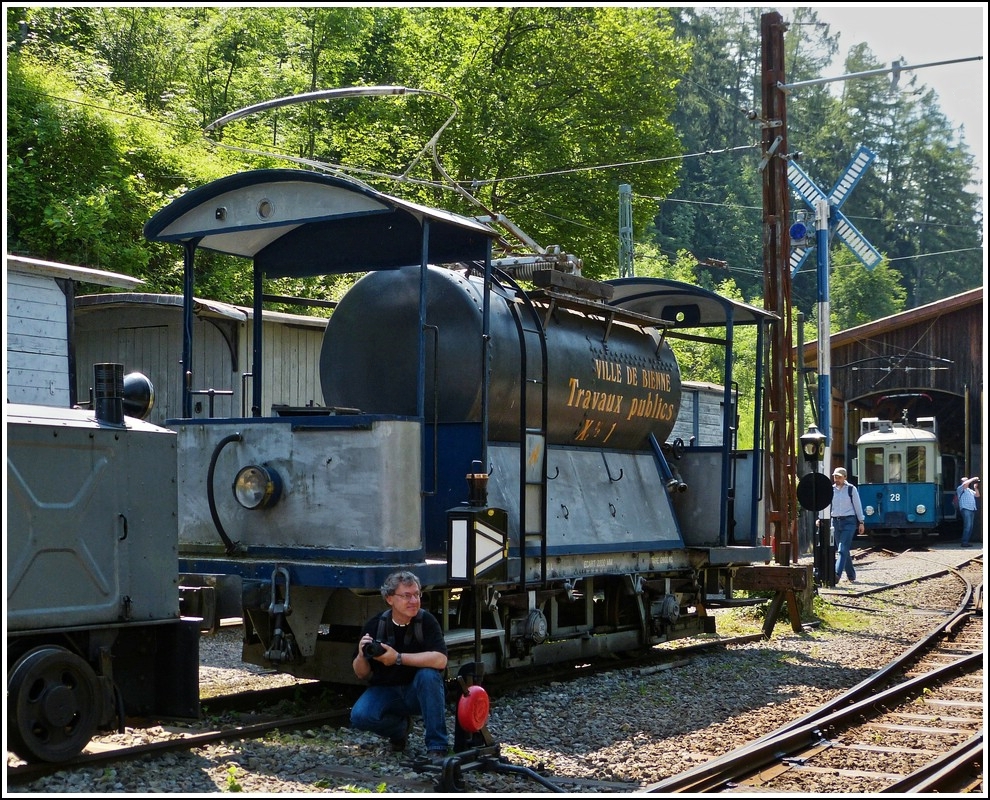 Der interessante Wassersprengwagen Xe 2/2 N� 1 fand so einiges an Beachtung am 27.05.2012 in Chaulin, auch wenn Fotografen das Motiv teilweise verdecken. ;-)  (Jeanny)