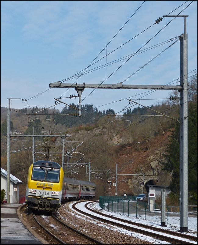 Der IR 113 Liers - Luxembourg hat am 15.03.2013 den Tunnel Kirchberg verlassen und f�hrt in den Bahnhof von Kautenbach ein. (Jeanny)