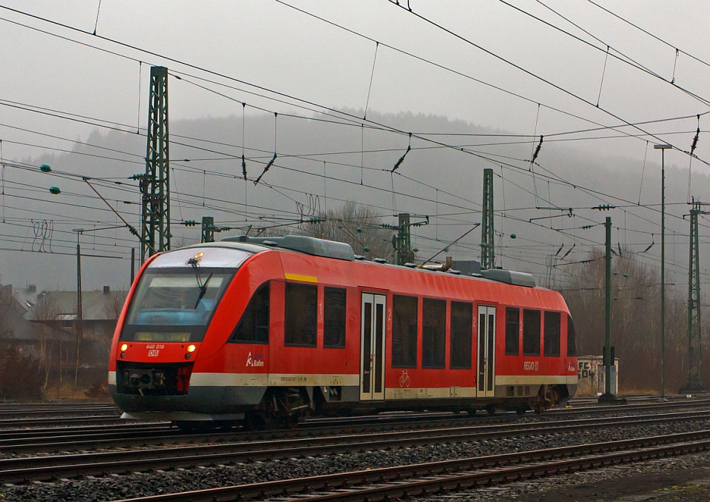 Der LINT 27 - Dieseltriebwagen 640 018 der DreiL�nderBahn als RB 95 (Dillenburg-Siegen-Au/Sieg), f�hrt am 06.01.2013 von Betzdorf/Sieg weiter in Richtung Au/Sieg. 