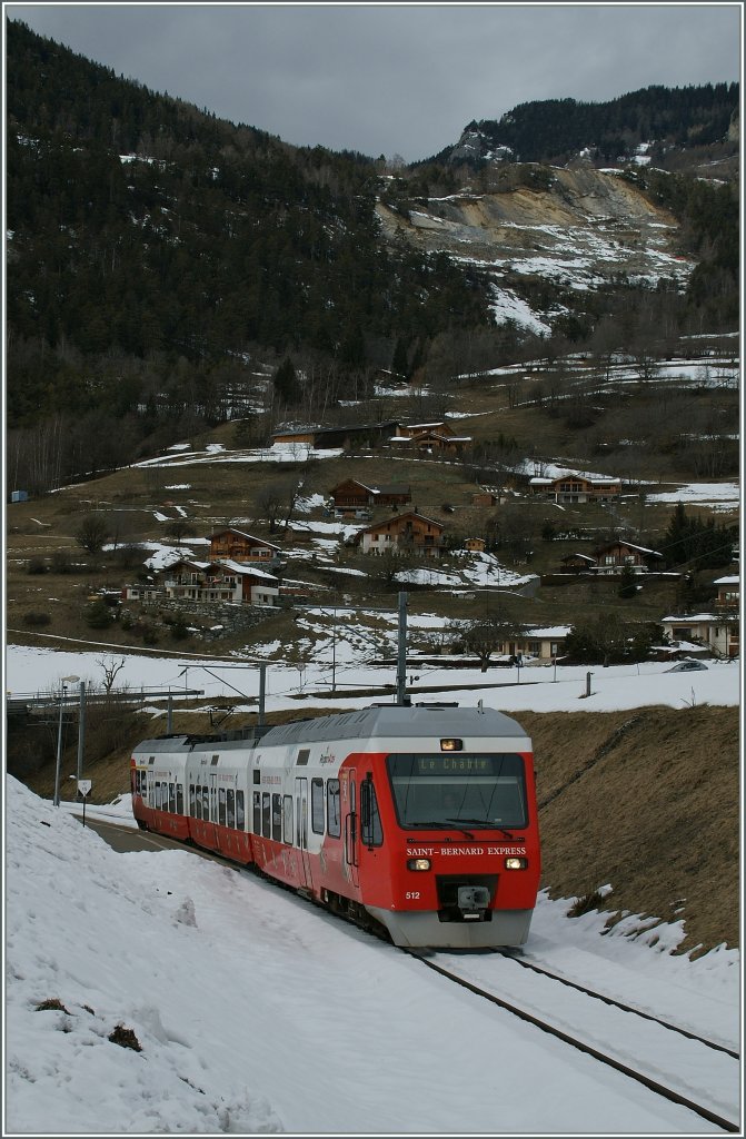 Der M-O (TMR/Region Alps) RABe 527 512-8 kurz nach der Haltestelle Etiez auf dem Weg nach Le Chable.
27. Jan. 2013