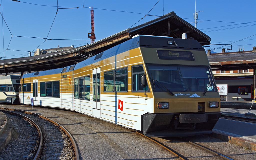 Der MVR Be 2/6 - 7003 (ein Stadler Elektrischer Niederflur-Doppelgelenk-Leichttriebwagen Typ GTW 2/6 auch Schienen-Wohnwagen genannt) steht am 29.02.2012 auf Gleis 7 im Bahnhof Vevey zur Abfahrt nach Blonay, mit angekupeltem Be 2/6 - 7001, bereit. 
Die meterspurigen Triebwagen Be 2/6  der MVR (Transports Montreux–Vevey–Riviera) ex CEV (Chemins de fer �lectriques Veveysans) fahren die Bahnstrecken Vevey–Saint-L�gier–Blonay. Die Netzspannung ist 900 V Gleichstrom, die Steigung der Strecke ist bis zu 45 Promille steil.
