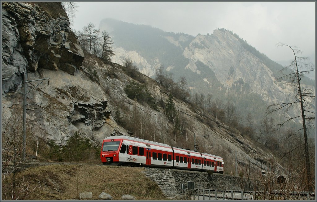 Der  neue  TMR RABe 527 als Regionalzug 26166 unterwegs nach Orsi�res kurz nach Sembrancher. 
7. April 2013