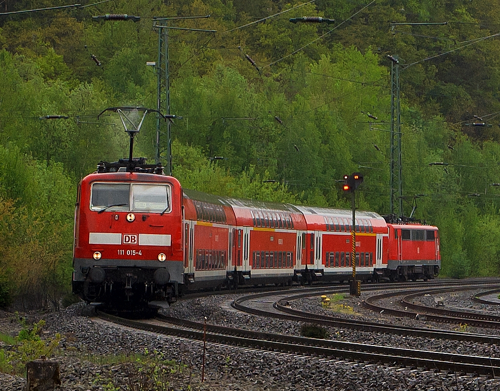 Der RE 9 (Rhein-sieg-Express) Aachen-K�ln-Siegen im Sandwich, gezogen von 111 015-4 und geschoben von 111 077-4, hier am 06.05.2012 kurz vor der Einfahrt in den Bahnhof Batzdorf/Sieg.