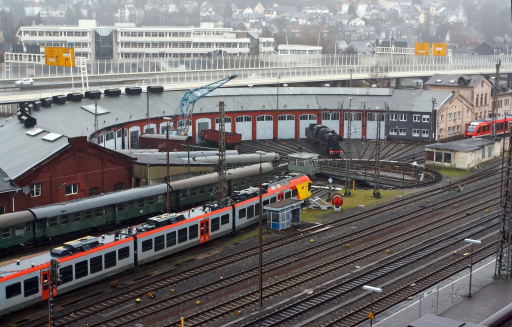 Der RE 9 (Rhein-Sieg-Express) Siegen-K�ln-Aachen, kommt Steuerwagen voraus von Siegen aus dem Eiserfelder Tunnel, hier am 07.01.2012 in Niederschelden. Schublok ist die 111 079-0.