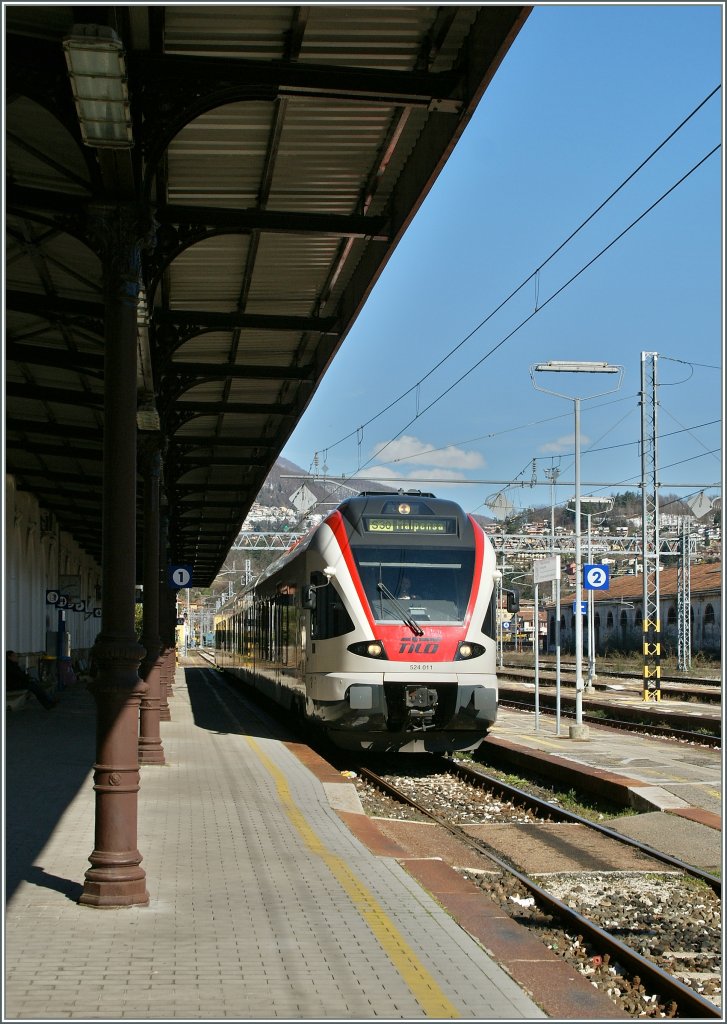Der SBB-FFS/trenord Tilo Flirt RABe 524 011 trifft als S30 in Luino ein und mutiert hier zum ETR 150, welcher dann nach Malpensa weiter f�hrt.
19.03.2013