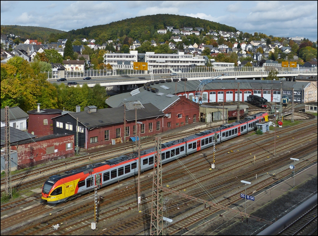 Der Siegener Ringlokschuppen (S�dwestf�lische Eisenbahnmuseum) mit einem abgestellten 5-teiligen Flirt der HLB (Hessische Landesbahn) vom Parkdeck der City Galerie aus gesehen. 13.10.2012 (Jeanny)