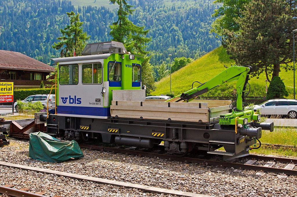 Der Tm 2/2 Baudiensttraktor BLS Tm 235 083-3 (CH-BLS 98855 235 083-3) abgestellt am 28.05.2012 bei D�rstetten, aufgenommen aus fahrendem Zug. 

Der Baudiensttraktor wurde 1980 unter Fabriknummer 1845 bei RACO (Robert Aebi) gebaut und hat eine Leistung von 175 kW (238 PS), die H�chstgeschwindigkeit ist 75 km/h, L�nge �ber Puffer ist 9.960 mm und das Eigengewicht 19 t.