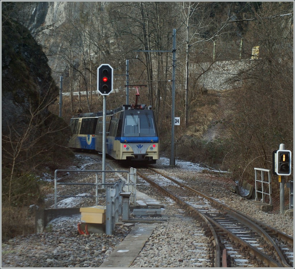 Der  Treno Panoramico  verl�sst Olga 2, ein Kreuzungsstation nahe der Grenze zum Tessin.
Das Bild entstand aus dem Gegenzug am 23.01.2012