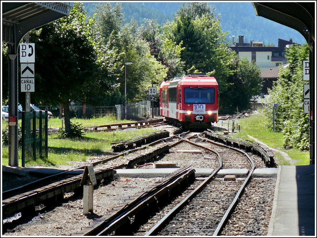 Der Triebzug Z 855 des Mont Blanc Express kommt aus St-Gervais-Le-Fayet und f�hrt am 03.08.08 in den Bahnhof von Chamonix-Mont-Blanc ein. Diese Meterspurbahn wurde am 01.07.1908 offiziell eingeweiht. Sie verl�uft einspurig und die Z�ge werden �ber eine Stromschiene mit 850 V Gleichstrom versorgt. Dieses System erweist sich als robuster im Fall von Lawinenabg�ngen, Umfallen von B�umen und gro�em Frost. Da diese dreiteiligen Triebz�ge �ber keine Zahnstange verf�gen, k�nnen sie nur bis nach Le Ch�telard Fronti�re an der Grenze zur Schweiz fahren. Stefan d�rfte seine Freude an diesem Bild haben, gibt es doch eine ganze Menge Infrastruktur zu entdecken. (Hans) 