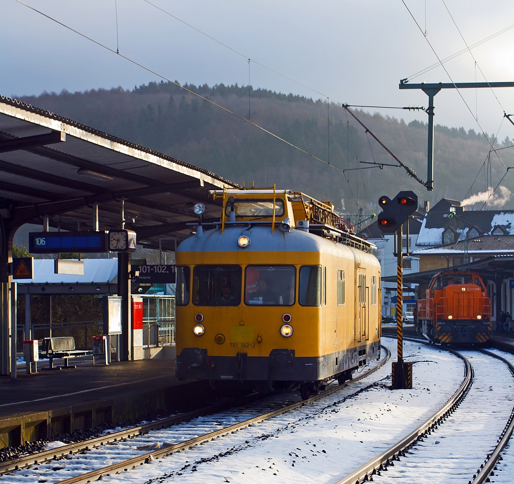 Der Turmtriebwagen 701 142-2 der HWB - Hochwaldbahn, Hermeskeil f�hrt (oder besser knattert) am 28.01.2013 durch den Bahnhof Betzdorf/Sieg in Richtung K�ln.
Hinten recht auf Gleis 106 rangiert die Lok 46 der KSW Kreisbahn Siegen-Wittgenstein eine MaK G 1700-2 BB.

Ob er wohl in seiner alten Heimat war, denn bis zur Ausmusterung bei der DB am 15.12.2006 war die Einsatzstelle Bw Siegen.

Der Turmtriebwagen wurde 1971 bei WMD in Donauw�rth unter der Fabriknummer 1556 gebaut.
