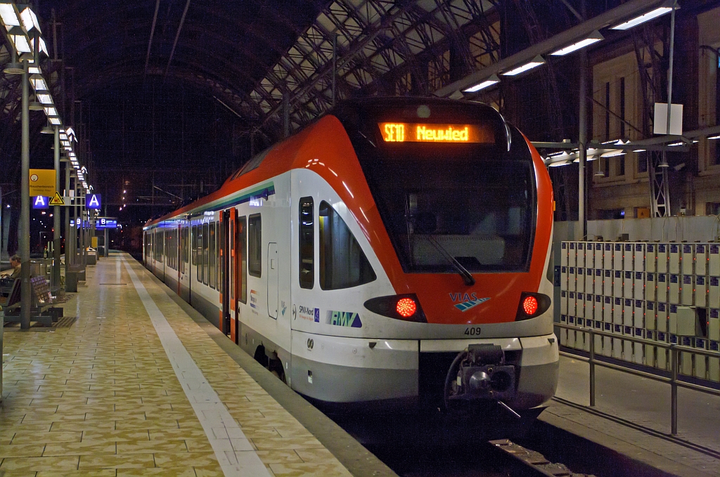 Der vierteilige VIAS Flirt Nr. 409 steht am 28.09.2013 im Hbf Frankfurt am Main als SE 10 zur Abfahrt nach Neuwied bereit.