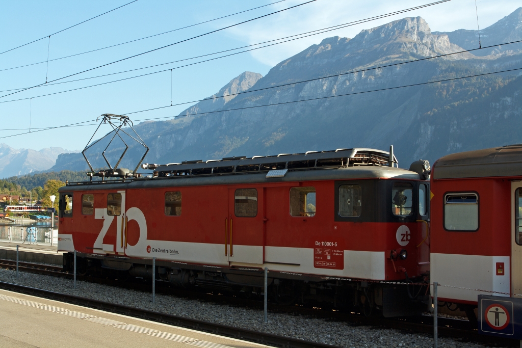 Der Zahnlose: Gep�cktriebwagen De 110 001-5 (Baureihe Deh 4/6) der Zentralbahn mit Regionalzug, hier am 30.09.2011 (17:00 Uhr) im Bahnhof Brienz. Der Triebwagen ist Baujahr 1942 und war auch mit Zahnradantrieb ausgestattet, beim Umbau 1992 wurde dieser entfernt. Die Spurweite betr�gt 1.000 mm. Links hinten kommt der Gegenzug ein  ABe 130 001-1 Triebwagen (ein  Stadler SPATZ = Schmalspur PAnorama TriebZug) der Zentralbahn als Regionalbahn.