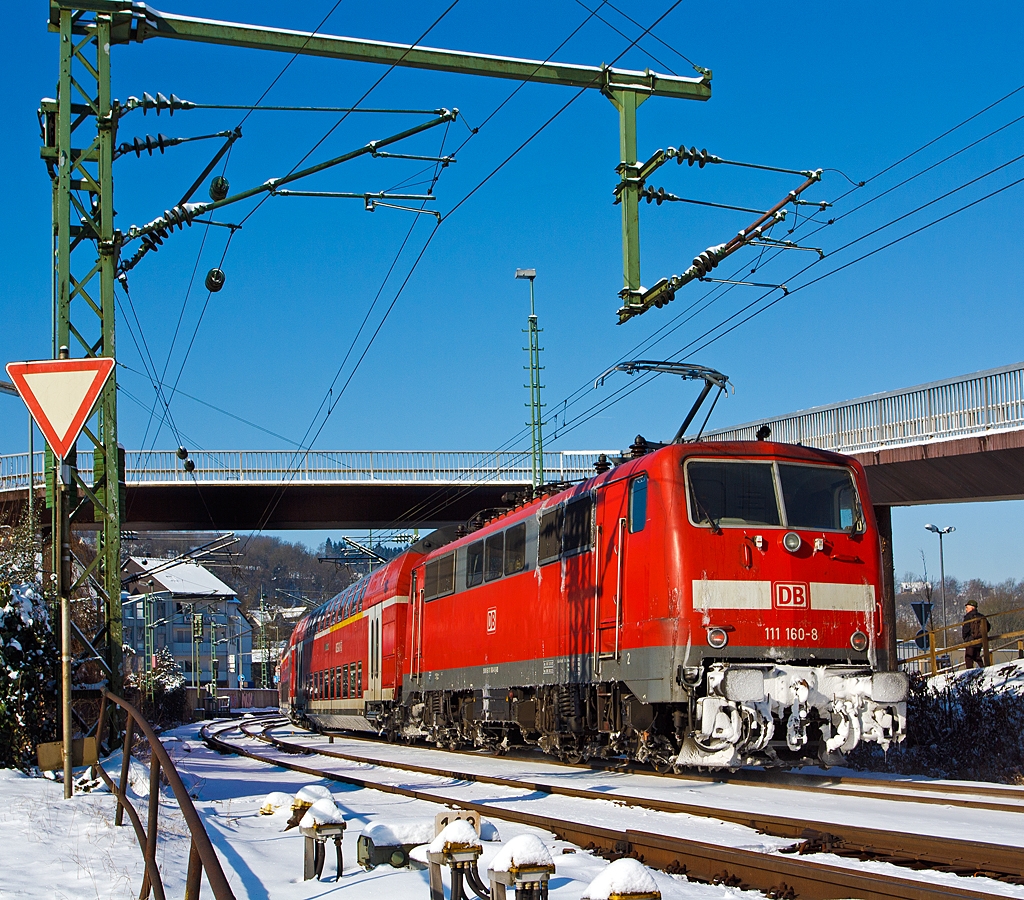 Die 111 160-8 schiebt den RE 9 (rsx - Rhein-Sieg-Express) Siegen - K�ln - Aachen am 13.03.2013 in den Bahnhof Betzdorf/Sieg.