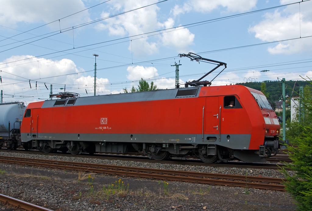 Die 152 108-7 der DB Schenker Rail mit Kesselwagenzug, fährt am 06.07.2013 Richtung Siegen, hier kurz vor dem Bf Betzdorf/Sieg. 
Die 152er bzw. Siemens ES64F wurde 2000 von Siemens unter der Fabriknummer 20235 gebaut, die hat sie kompl. NVR-Nr. 91 80 6 152 108-7 D-DB und die EBA 96Q15A 108. 
Diese Lokomotiven mit der Achsformel Bo'Bo' haben eine Dauerleistung von 6.400 kW und eine Höchstgeschwindigkeit von 140 km/h.