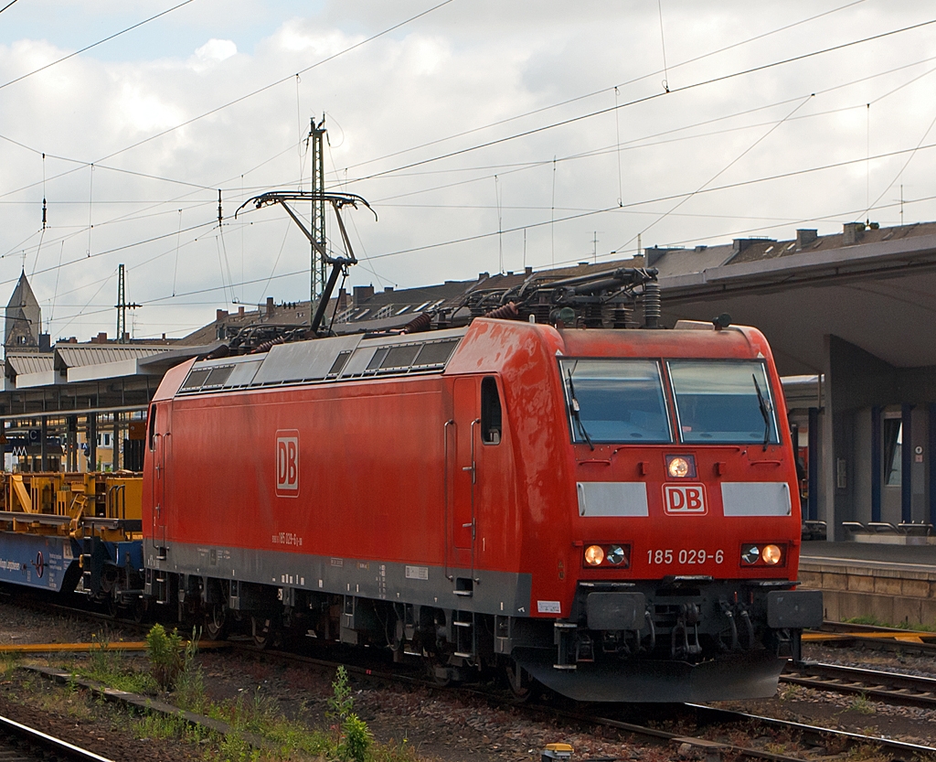 Die 185 029-6 (TRAXX F140 AC1) der DB Schnker Rail mit Schienenzug f�hrt am 14.06.2013 durch dem Hbf Koblenz in Richtung S�den.