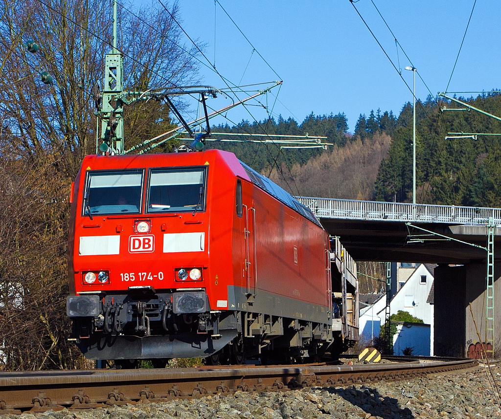 Die 185 174-0 der DB Schenker Rail zieht einen gemischten G�terzug in Richtung K�ln, hier am 02.03.2013 in Betzdorf/Sieg bei km 122,8.