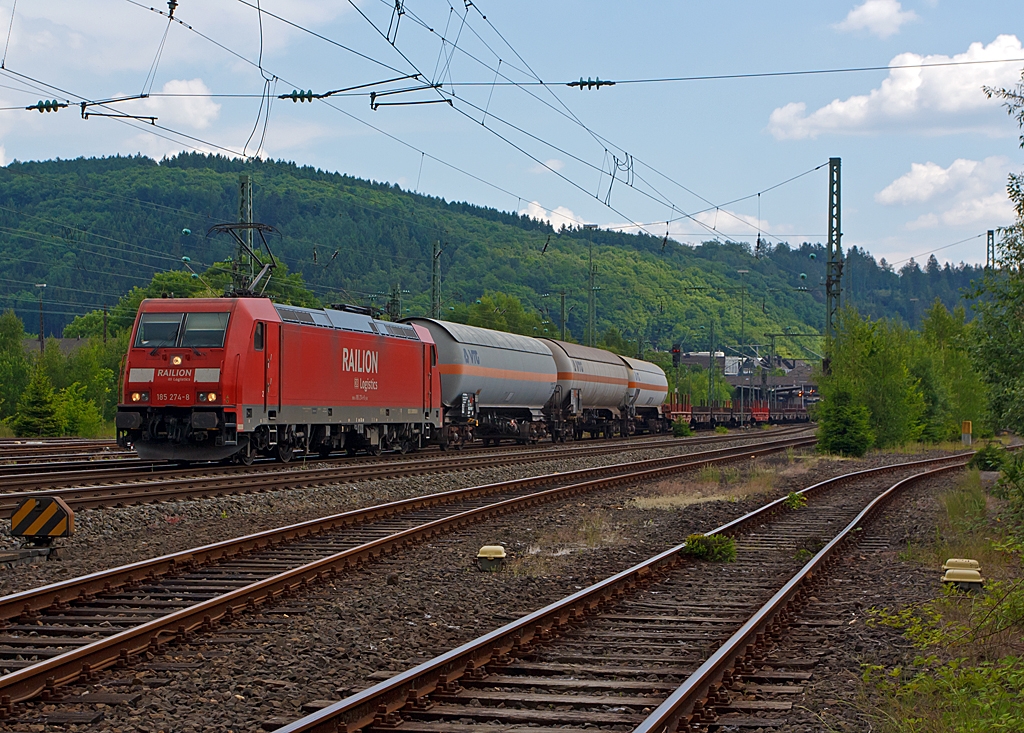Die 185 274-8 (eine Bombardier TRAXX F140 AC 2) der DB Schenker Rail zieht am 08.06.2013 einen gemischten G�terzug durch Betzdorf (Sieg) in Richtung K�ln.

Gebaut wurde die Lok 2006 unter der Fabriknummer 34132 bei Bombardier in Kassel.