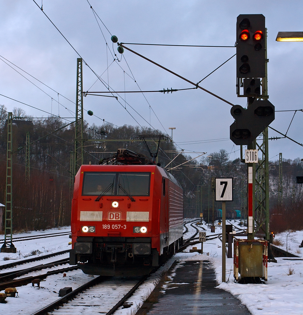 Die 189 057-3 (eine Siemens ES64F4) der DB Schenker Rail f�hrt am 28.01.2013 durch den Bahnhof Betzdorf/Sieg in Richtung Siegen.

Diese Lok-BR kann auf allen vier �blichen Stromsystemen der Normalspur  auf dem europ�ischen Kontinent fahren. 