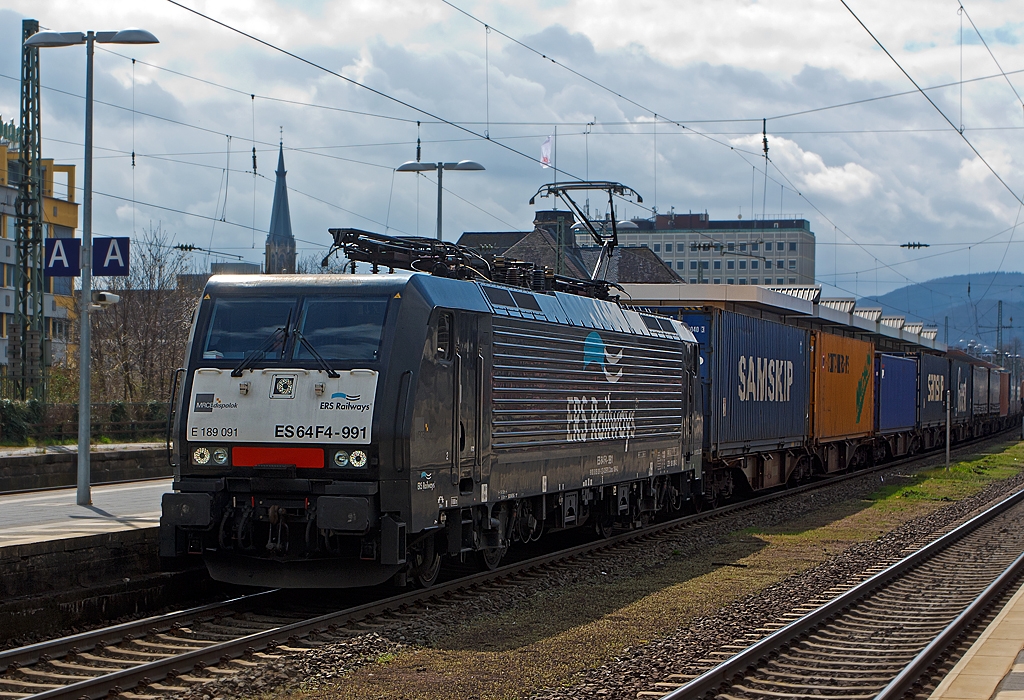 Die 189 091-2 (Siemens ES 64 F4 - 991) der ERS Railways (eine MRCE Dispolok) f�hrt am 13.04.2013 mit einem Containerzug durch den Hbf Koblenz in Richtung K�ln. 

Die Lok wurde 2005 von Siemens  unter der Fabriknummer 21077 f�r Railion Deutschland AG (als 189 091-2) gebaut, bereits 2006 wurde sie an die MRCE - Mitsui Rail Capital Europe B.V. verkauft und wurde bis 2008 an die Railion Deutschland AG vermietet.  Ab 2008 Eigentum der MRCE Dispolok GmbH, M�nchen als ES 64 F4-991 mit der NVR-Nummer: 91 80 6189 091-2 D-DISPO, zudem erhielt sie die Variante VJ (L�nderpaket Deutschland und Niederlande). 

Ab November 2008 ist sie nun von der ERS Railways B.V. angemietet.

Die BR 189 (Siemens ES64F4) ist eine Variante der EuroSprinter-Lokfamilie mit Vier-Stromsystem-Ausstattung. Sie ist in allen vier in Europa �blichen Bahnstromsystemen einsetzbar. 

Technische Daten: 
Achsformel: Bo’Bo’ 
L�nge �ber Puffer: 19.580 mm
Dienstgewicht: 87 t
Stundenleitung: 6.400 kW bei 15 kV / 25 kV ~
Anfahrzugkraft: 300 kN
H�chstgeschwindigkeit: 140 km/h