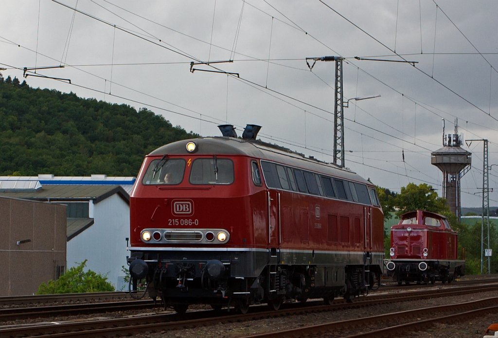 Die 215 086-0 (alias 225 086-8) der RE - Rheinische Eisenbahn durchf�hrt am 08.07.2012 in Siegen (Kaan-Marienborn) in Richtung Haiger.

Die V 160  wurde 1971 bei MaK unter der Fabriknummer 2000091 und an die DB ausgeliefert, die Ausmusterung bei der DB erfolgte 2011.
Hinten steht die V100 2299 ex DB 212 299-2 der VEB (Vulkan-Eifel-Bahn). 