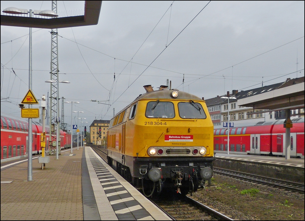 Die 218 304-4 der Bahnbau Gruppe braust am 12.10.2012 durch den Hauptbahnhof von Koblenz. Da ich ja weder Z�ge, noch Loks riechen, blieb mir nur die Zeit, die Kamera anzumachen und abzudr�cken, deshalb m�ge man mir die nicht so gelungene Bildgestaltung verzeihen. ;-) (Jeanny)