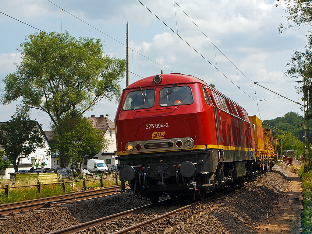 Die 225 094-2 der EBM Cargo (Gummersbach) ex DB 225 094-2, ex DB 215 094-4 im Bauzugdienst am 13.07.2013 in Katzenfurt (Lahn-Dill-Kreis), an der KBS 445 (Dillstrecke) km 139,2, hier waren große Gleiserneuerungen.

Die V 160 wurde 1970 bei Henschel in Kassel unter der Fabriknummer 31450 gebaut und als 215 094-4 an die DB geliefert. Im Jahr 2001 erfolgte der Umbau und Umbezeichnung in 225 094-2 und 2012 kam sie dann zur EBM (NVR-Nummer 92 80 1225 094-2 D-EBM).

Technische Daten der Lok, welche weitestgehend denen der Baureihe 215 entsprechen, da diese daraus hervorging.
Anzahl umgebauter Loks:  74
Achsformel:  B'B'
Spurweite:  1.435 mm
Länge:  16.400 mm
Drehzapfenabstand:  8.600 mm
Drehgestellachsstand:  2.800 mm
Gesamtradstand: 11.400 mm
Gewicht: 79 Tonnen
Radsatzfahrmasse:  20,0 Tonnen
Höchstgeschwindigkeit: 140 km/h (90 km/h im Rangiergang) Motorentyp: MTU MB 16V 652 TB 10 (ein V16-Zylinder-Diesel-Motor), 
dieser Motor war leistungsschwächer aber zuverlässiger als der in anderen Maschinen verbaute MTU 12V 956 TB Motor mit 2.500 PS.
Dauerleistung: 1.397 kW (1.900 PS)
Nenndrehzahl: 1500 min-1
Leistungsübertragung: hydraulisch 
Getriebe: Voith L 820 brs  
