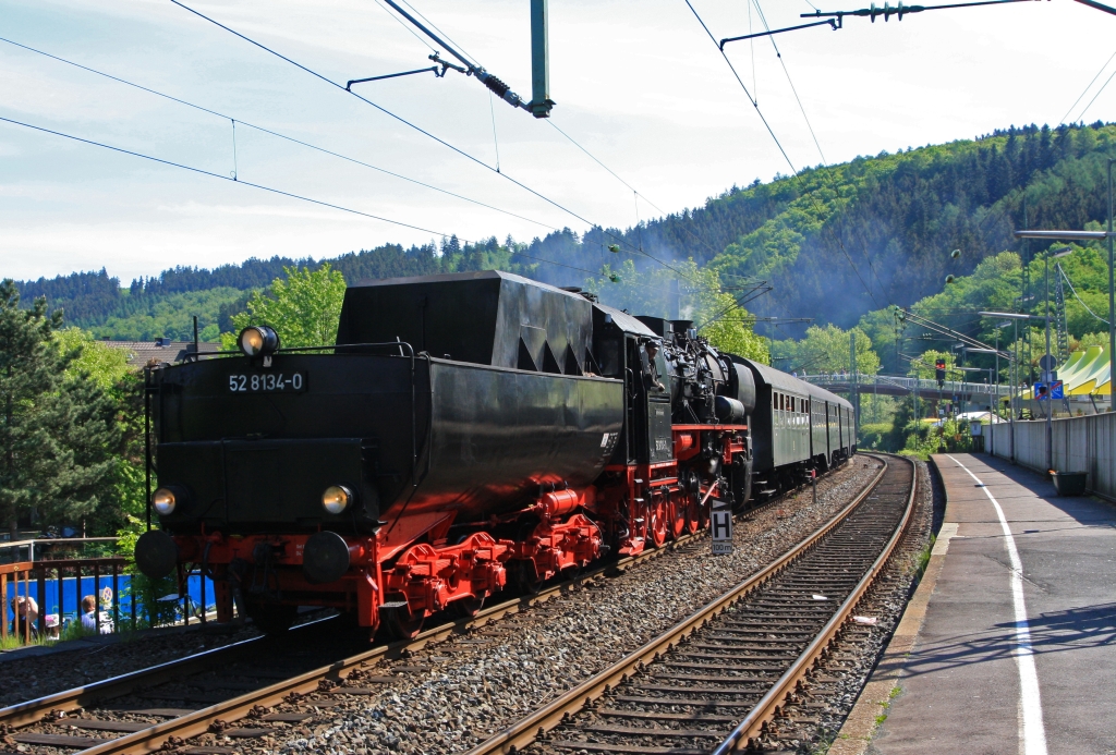Die 52 8134-0 der Eisenbahnfreunde Betzdorf (EFB) f�hrt mit Sonderzug Tender voraus am 08.05.2011 in den Bahnhof Betzdorf/Sieg ein, sie kommt von Siegen. In Betzdorf war Kreisheimattag vom (Landkreis Altenkirchen/Ww) und 150 Jahre Streckenjubil�um Siegstrecke.