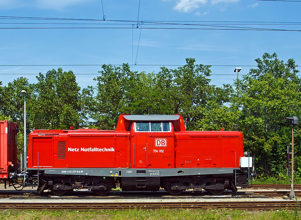 Die 714 012 (ex DB 212 277-8, ex DB V 100 2277) der DB Netz Notfalltechnik, als eine der beiden Lokomotiven des in Mannheim stationierten Tunnelrettungszuges  auch Tunnelhilfszug (TuHi), hier am 29.05.2012 beim Hbf Mannheim, aufgenommen aus einem einfahrendem ICE. Die V 100.20 wurde 1965 bei MaK in Kiel unter der Fabriknummer 1000324 gebaut und als V 100 2277 an die DB ausgeliefert. Umzeichnung in 212 277-8 erfolgte 1968, der Umbau zur Rettungszuglok und die Umzeichnung in 214 277-6 erfolgte 1990, Umzeichnung in 714 277-1 erfolgte 1994 und in 714 012-2 1996. Sie trägt die NVR-Nummer 92 80 1212 277-8 D-DB.

Diese umgebauten Loks sind wende- und doppeltraktionsfähig und unter anderem mit Video- und Wärmebildkameras, Fern- und Breitenscheinwerfern, gelben Rundumkennleuchten und Tunnelfunk (800-MHz-Band) ausgerüstet. Mit den technischen Sichthilfen soll der Zug auch bei Sichtbehinderungen durch Rauch und Nebel gezielt gesteuert werden können. 