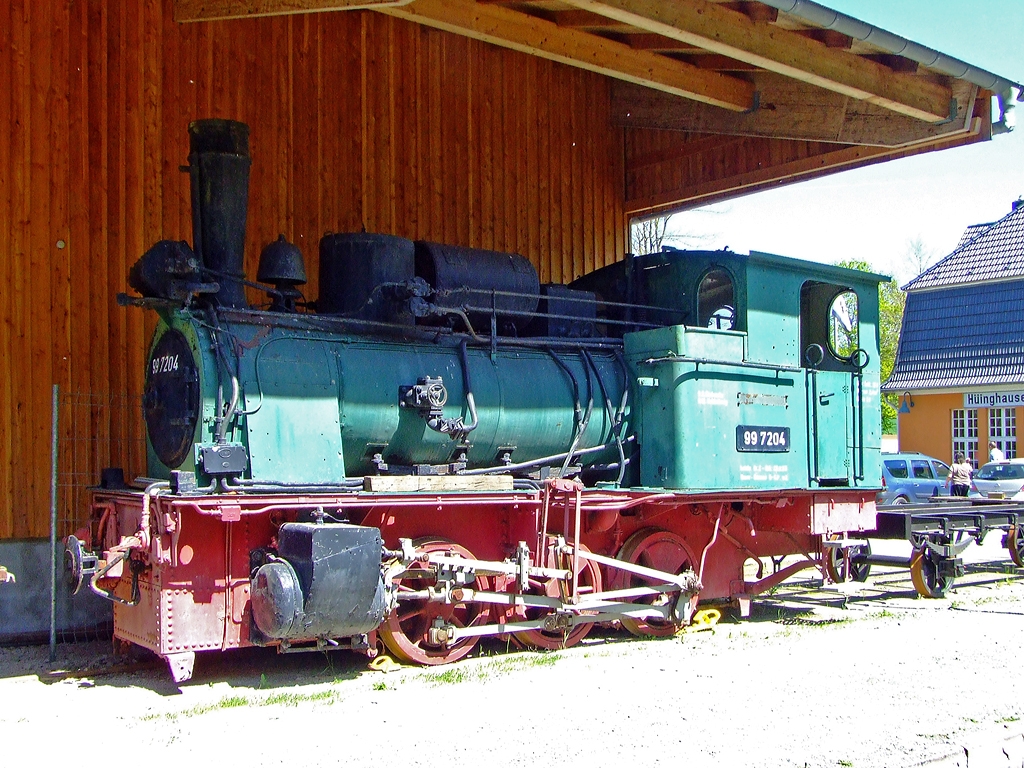 Die 99 7204 der MME  Märkische Museums-Eisenbahn, ex DRG / DB 99 7204 abgestellt am 23.05.2011 in Herscheid-Hüinghausen.

August Borsig lieferte 1904 vier baugleiche, dreifach gekuppelte Tenderlokomotiven für die 27km lange Meterspurbahn Mosbach (Baden) - Mudau im Odenwald. Die maximale Neigung der Bahn betrug 1:40 und es mussten bis zu hundert Tonnen Anhängelast bei jedem Zug über die Höhe des Odenwalds befördert werden.

1931 übernahm die Reichsbahn den Betrieb auf der Odenwaldstrecke. Alle vier Lokomotiven überstanden beide Weltkriege ohne Schäden. Auch das allgemeine Dampfloksterben ließ sie unbehelligt, denn die Deutsche Bundesbahn wollte die Odenwaldbahn sowieso stilllegen. Erst 1964 wurden die Dampfloks von zwei modernen Dieselloks abgelöst. 1965 erfolgte die Ausmusterung, 1969 wurde sie an die Firma Heggenstaller in Unterbernbach verkauft und dort als Denkmal aufgestellt. Im Jahr 1998 konnte die Lokomotive von der MME übernommen und nach Hüinghausen überführt werden. 


Technische Daten:
Hersteller:  Borsig 
Fabriknummer: 5327
Baujahr: 1904
Bauart:  C n2t
Gattung:  K 33.8
Spurweite:  1000 mm (Meterspur)
Länge über Puffer:  7.060 mm
Höhe:  3.600 mm
Breite:  2.260 mm
Gesamtradstand:  2.140 mm
Leergewicht:  18,0 t
Dienstgewicht:  23,0 t
Höchstgeschwindigkeit:  35 km/h
Indizierte Leistung:  160 PS (118 kW)
Zylinderanzahl:  2
Kesselüberdruck:  12 bar
Wasservorrat:  2,4 m³
Brennstoffvorrat:  0,95 t Kohle

