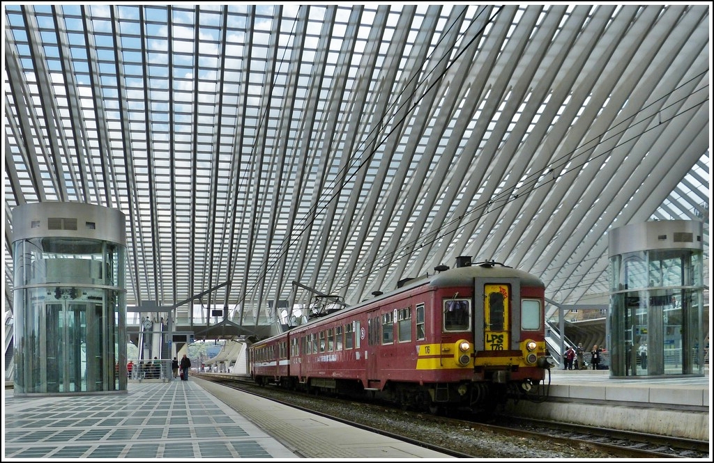 Die AM (Automotrice) 62 176 (Baujahr 1962) steht in Stefans Lieblignsbahnhof Li�ge Guillemins und wartet auf die Abfahrt nach Ans. Rechts und links sieht man die formsch�nen Aufz�ge, die etwas gr��er sind, als  unser  Lift in Gilamont. 22.06.2012 (Jeanny)