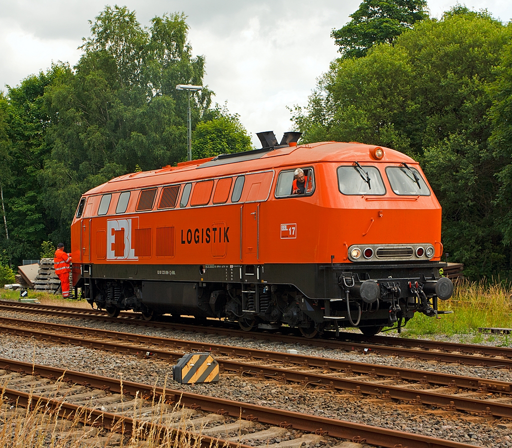 Die BBL 17 (BBL LOGISTIK GMBH), ex DB 225 099-1, ex DB 215 099-3, rangiert am 11.07.2013 in Burbach-Würgendorf, zwischen Bahnhof und Bü 105,6. 

Die V 160 wurde 1970 bei Henschel in Kassel unter der Fabriknummer 31455 gebaut und als 215 099-3 an die DB geliefert. Im Jahr 2001 erfolgte der Umbau und Umbezeichnung in 225 099-1 und nun im Frühjahr 2013 kam sie zur BBL LOGISTIK GMBH als Lok 17 (NVR-Nummer 92 80 1225 099-1 D-BBL).

Technische Daten der Lok, welche weitestgehend denen der Baureihe 215 entsprechen, da diese daraus hervorging.
Anzahl umgebauter Loks:  74
Achsformel:  B'B'
Spurweite:  1.435 mm
Länge:  16.400 mm
Drehzapfenabstand:  8.600 mm
Drehgestellachsstand:  2.800 mm
Gesamtradstand: 11.400 mm
Gewicht: 79 Tonnen
Radsatzfahrmasse:  20,0 Tonnen
Höchstgeschwindigkeit: 140 km/h (90 km/h im Rangiergang) Motorentyp: MTU MB 16V 652 TB 10 (ein V16-Zylinder-Diesel-Motor), 
dieser Motor war leistungsschwächer aber zuverlässiger als der in anderen Maschinen verbaute MTU 12V 956 TB Motor mit 2.500 PS.
Dauerleistung: 1.397 kW (1.900 PS)
Nenndrehzahl: 1500 min-1
Leistungsübertragung: hydraulisch 
Getriebe: Voith L 820 brs  
Zugsicherung:  PZB 90
