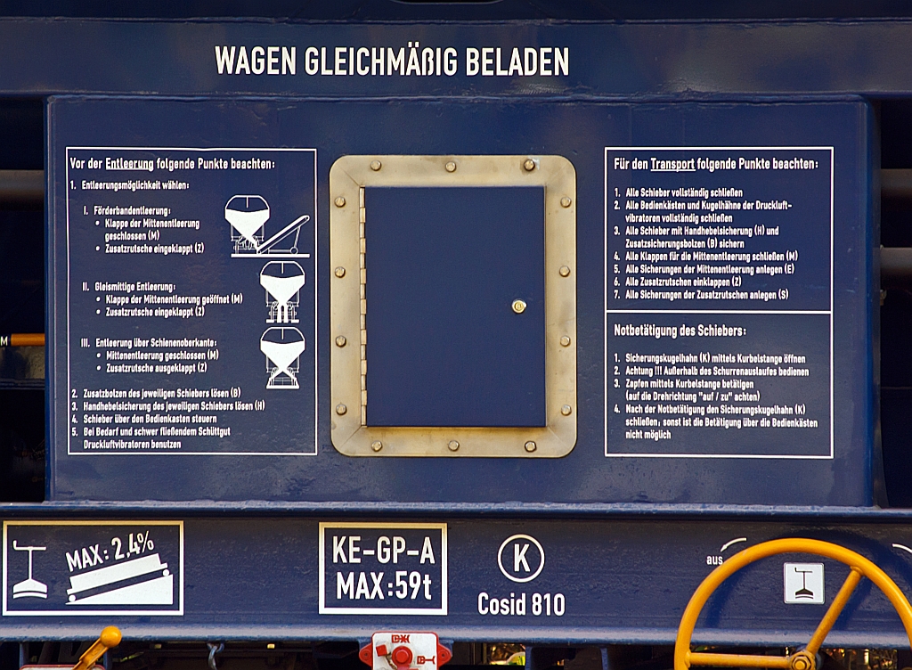 Die Bedienunsanleitung wird am Wagen mitgeliefert, am Sch�ttgutwagen (f�r Schotter) Facnps (37 80 6949 001-9) der VTG AG am 18.10.2012 im Bahnhof Herdorf. 