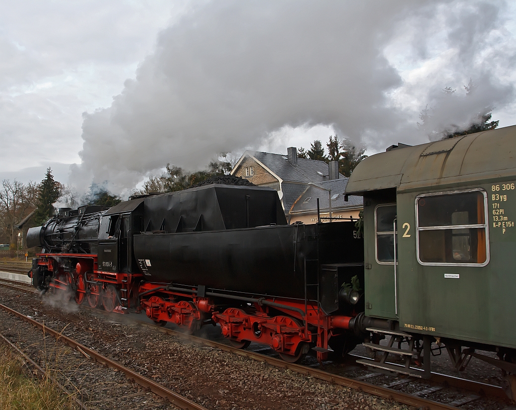 
Die Betzdorfer 52 8134-0 am 26.11.2011 auf Nikolausfahrt, zwischen Dillenburg und W�rgendorf. Hier im Bahnhof Burbach-W�rgendorf war Endstation, nun mu� umgekuppelt werden, denn sp�ter geht es nach Dillenburg zur�ck. 