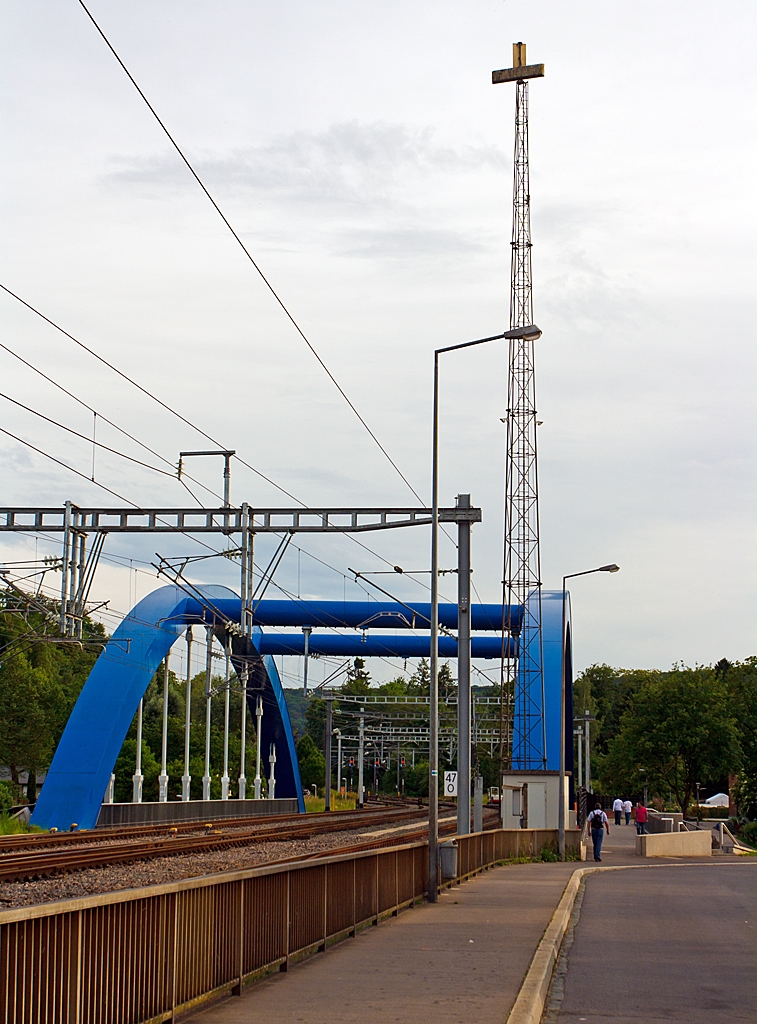 Die blaue Br�cke �ber die Alzette in Ettelbr�ck (an der Nordstrecke Linie 10) am 16.06.2013, aus diesem Blickwinkel sieht sie schon schief aus.
Ausgerichtet habe ich hier das Bild an dem Funkmast, der wohl im Lot stehen sollte.