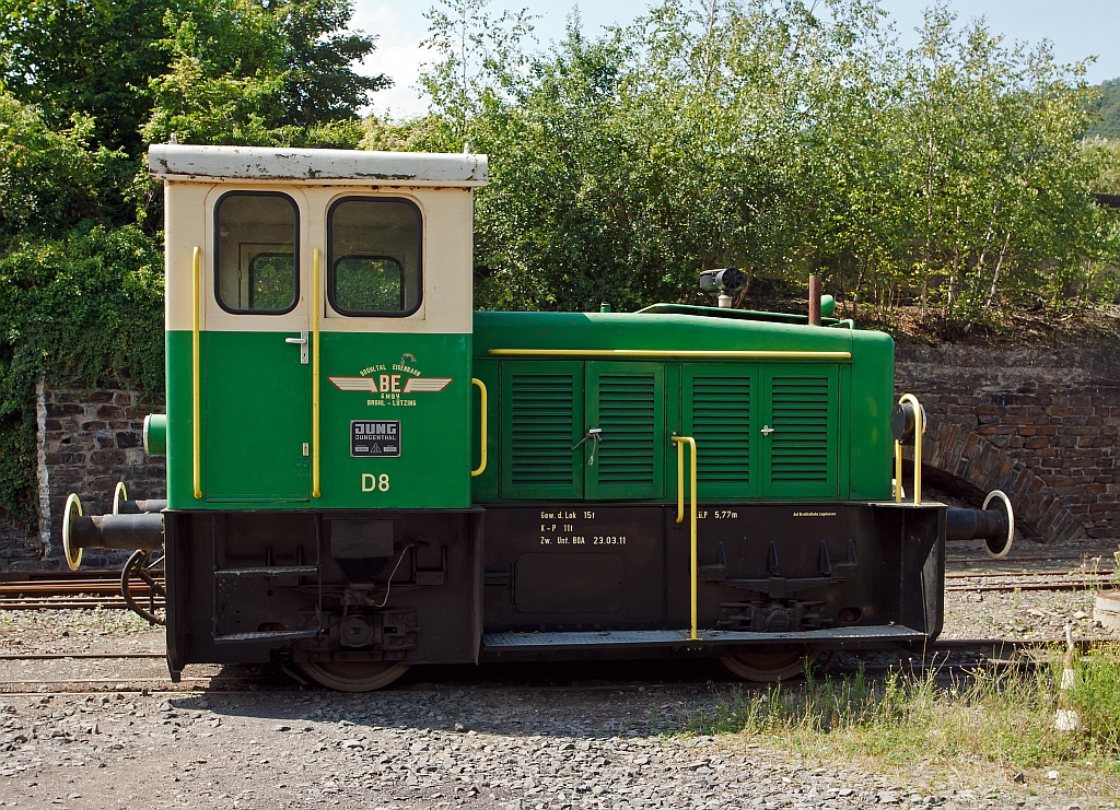 Die D8 der der Brohltal Eisenbahn (BE), ex Zementfabrik Bonn, ex R.Folgolin, Neuwied, am 18.08.2011 in Brohl-L�tzing auf der Gleisanlage. 

Die Lok ist eine Normalspur Diesellok, und wurde 1972 von Fa. Jung, Kirchen (Sieg) unter der Fabriknummer 14 128 als Typ RK 8 B gebaut. Im Jahr 2005 kam sie zur Brohltalbahn. 

Techn. Daten:
Spurweite: 1.435 (Normalspur)
Achsfolge: B 
L�nge �ber Puffer: 5.770 mm
Dienstgewicht: 15t
Leistung: 58,84 kW (80 PS)
Leistungs�bertragung: hydraulisch, Antrieb der Achsen �ber Kette
