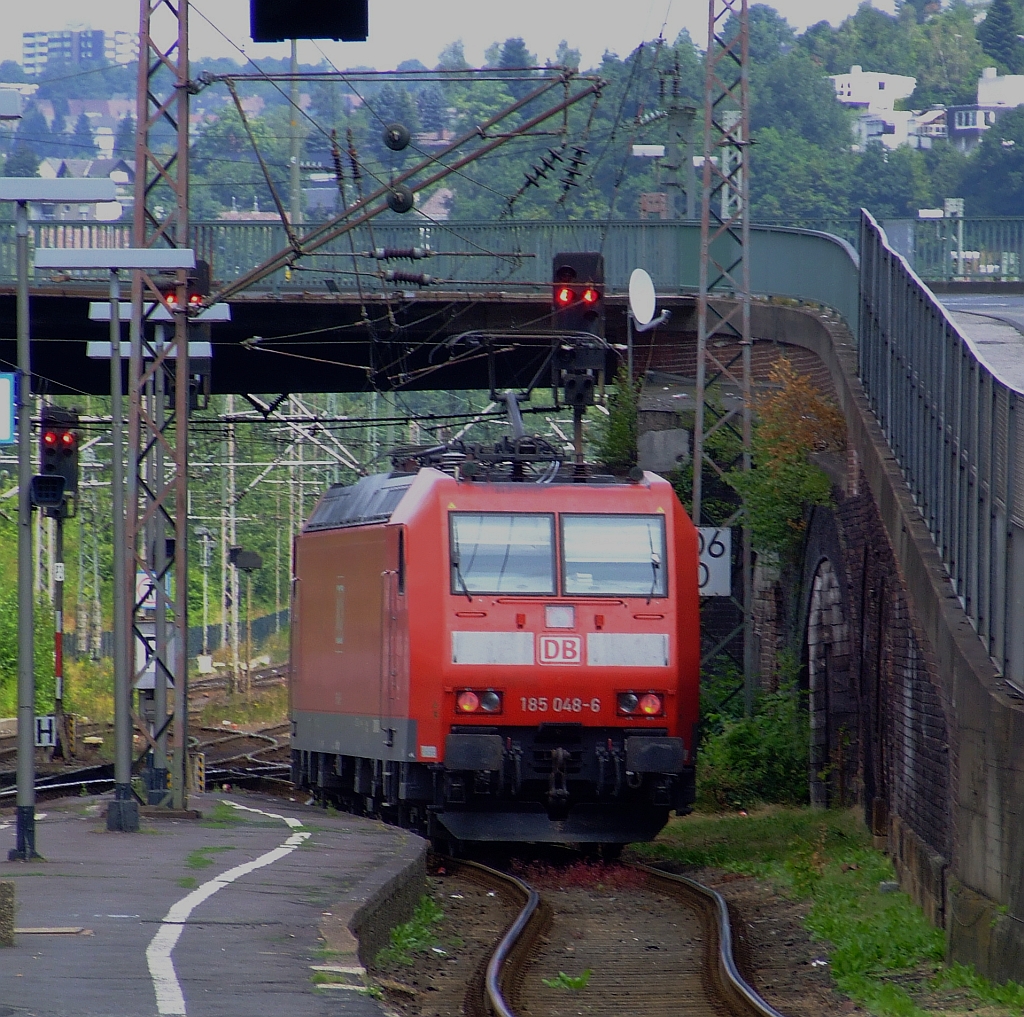 Die DB 185 046-6 f�hrt am 05.08.2006 durch den Hbf Siegen