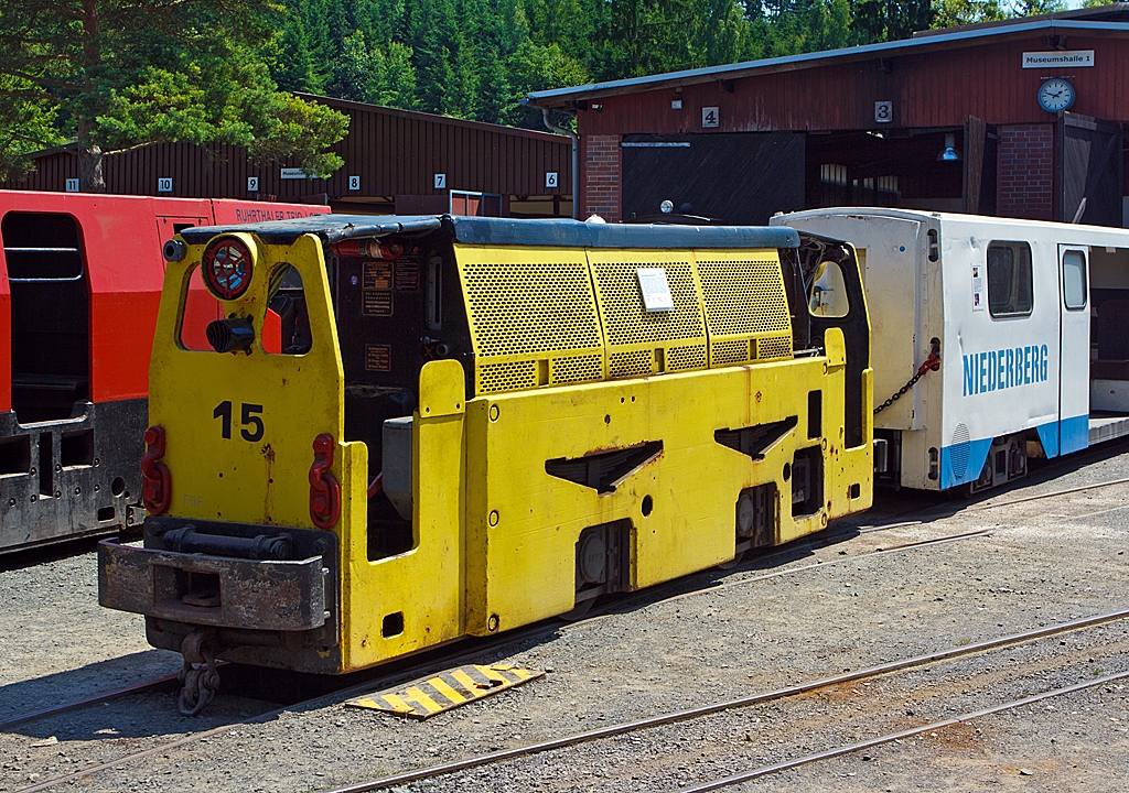 Die Deutz GG 90 B Gruben-Diesellokomotive Nr. 35 der FGF (Feld- und Grubenbahnmuseum Fortuna, Solms), ex Zeche Westfalen Nr. 15 am 07.07.2013 bei der FGF in Solms-Oberbiel.

Diese schwere Grubenloktype war bis in die 90er Jahre in vielen europ�ischen Bergwerken im Einsatz, vor allem jedoch in den Steinkohlegruben an Rhein und Ruhr. 
Sie verf�gt �ber ein stufenloses hydraulisches Getriebe sowie zwei Endf�hrerst�nde, die eine Sprechfunkverbindung haben. Die beiden F�hrerst�nde erm�glichen dem Lokf�hrer jeweils eine optimale Sicht in Fahrtrichtung des Zuges. 
Auf der Basis dieser Lokomotive wurden von den Firmen Rensmann sp�ter modernere Ausbaustufen entwickelt, die neben hoher Leistung ein Optimum an Betriebssicherheit bieten. 
Diese Lok versah bis 1992 ihren Dienst auf der 1.035 m-Sohle des Bergwerks Westfalen/ Ahlen. Anschlie�end lief bis zur Stilllegung der Grube im Herbst 2000 die gesamte Kohlef�rderung �ber Bandanlagen, und somit brauchte man keine gleisgebundene Fahrzeuge mehr. 

Technische Daten:
Hersteller:  Deutz
Fabriknummer:  56547
Baujahr:  1957
Type:  GG 90 B (A6M 517 H54)
Bauart:  B-dh
Motor: Deutz A6M 517(6-Zylinder wassergek�hlter Dieselmotor)
Leistung:  90 PS (von 130 PS gedrosselt, um die f�r den Untertagebetrieb vorgeschriebenen Abgaswerte zu erreichen)
Dienstgewicht:  14,0 t
L�P:  5.350 mm
Breite:  900 mm
H�he:  1.685 mm
Achsstand:  1.450 mm
Zugkraft:  3.500 kg
Geschwindigkeit:  13,7 km/h
Zustand:  betriebsf�hig
