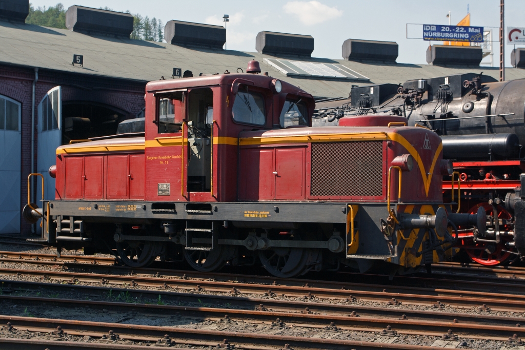 Die ehem. Siegener Kreisbahn Lok 11 am 23.04.2010 im S�dwestf�lischen Eisenbahnmuseum. Die Lok vom Typ R 42 C wurde 1960 bei der Firma Jung in Jungenthal bei Kirchen/Sieg gebaut und an die Kleinbahn Weidenau-Deuz ausgeliefert. Die Lok ist eine dieselhydraulische Lokomotive mit einem 440 PS starkem MAN-Motor.