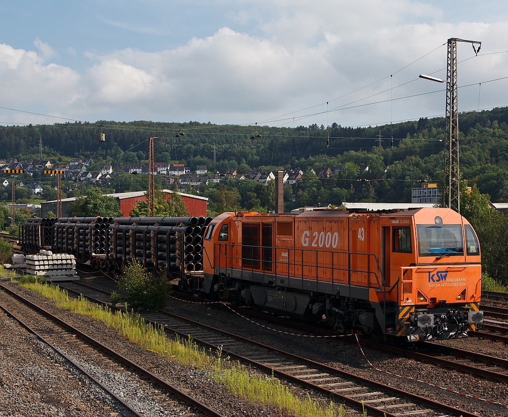 Die G 2000 (Lok 43) der Kreisbahn Siegen-Wittgenstein (KSW) mit Stahlr�hren-G�terzug am 29.07.2011 in Siegen (Kaan-Marienborn). Die R�hren wurden gerade am R�hrenwerk abgeholt und werden (�ber Siegen) in Kreuztal an DB Schenker, zum weiteren Transport, �bergeben.