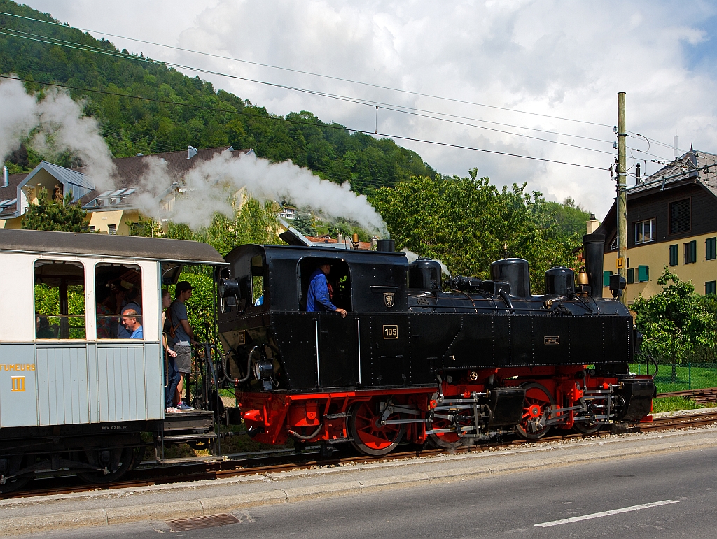 Die G 2x2/2 Malletdampflok 105 der Museumsbahn Blonay–Chamby f�hrt am 27.05.2012 von Blonay hinauf nach Chamby bzw. zum Museum Chaulin.                                                                       Die Lok eine HK95 der Maschinenbau-Gesellschaft Karlsruhe wurde 1918 unter der Fabrik No. 2051 f�r Kleinbahn Voerde-Haspe–Breckerfeld (Nr. 28) gebaut. Die 1.000 Lok hat die Achsfolge B'Bn4vt, ein Dienstgewicht 36,0 t die H�chstgeschwindigkeit betr�gt 35 km/h.
Ab 1927 wurde die Kleinbahn von Hagener Stra�enbahn AG �bernommen und elektrifiziert, und die  Nr. 28  wurde an die Zell-Todtnau-Eisenbahn (in der N�he von Freiburg) der S�ddeutsche Eisenbahn-Gesellschaft (SEG) abgegeben. Sie erhielt die  Nummer 105  -  Todtnau , und blieb im Schwarzwald bis zur Streckenstillegung der Linie im Jahre 1968. 