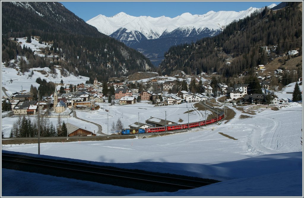 Die Ge 4/4 III 652 hat mit ihrem RE 1125 den Bahnhof Berg�n/Bravuogn (1372 m�M) verlassen und f�hrt nun auf der untersten Stufe dem ersten Kehrtunnel entgegen.
16. M�rz 2013