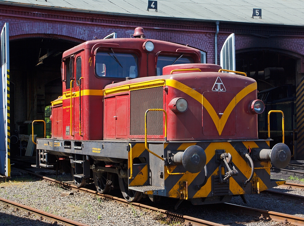Die Jung R 42 C der Eisenbahnfreunde Betzdorf, ex Lok 11 der Kleinbahn Weidenau-Deuz, sp�ter Siegener Kreisbahn am 18.08.2012 im S�dwestf�lischen Eisenbahnmuseum.

Die Lok vom Typ R 42 C wurde 1960 von der Firma Jung unter der Fabriknummer 13119 gebaut und an die Kleinbahn Weidenau-Deuz ausgeliefert. Die Kleinbahn Weidenau-Deuz erhielt ebenso wie die Siegener Kreisbahn vier Lokomotiven und die Freien Grunder Eisenbahn eine, so dass nach der Fusion als Siegener Kreisbahn 1970 dort neun Lokomotiven verkehrten.

Die Lok ist eine dieselhydraulische Lokomotive von der 32 Exemplaren von Arnold Jung Lokomotivfabrik in Jungenthal bei Kirchen/Sieg gebaut wurden. Sie war vor allem f�r den Rangiereinsatz im Werksdienst vorgesehen, ab 1955 wurde die R 42 C angeboten

Die Achsfolge ist C, als Antrieb dient ein aufgeladener MAN-Motor W8V 17,5/22A (wassergek�hlter 8 Zyl. Reihenmotor) mit einer Leistung von 440 PS bei 1100 U/min, dieser �bertr�gt seine Leistung auf ein hydraulisches Voith-Turbo-Getriebe L 37 U, dieses wiederum auf eine hinten liegende Blindwelle, die die drei Achsen �ber Kuppelstangen antreibt. 
Weitere Technische Daten: Das Dienstgewicht betr�gt 45 t, die zul�ssige Geschwindigkeit 60 km/h, der Raddurchmesser 1.100 mm, die L�nge �ber Puffer 9.285 mm und die Bremse ist eine Knorr Druckluftbremse.

Die Lok geh�rt zur sogenannten 3. Generation der Jung-Loks, die Leistungssteigerung gegen�ber der R 40 C machte den Einbau eines gr��eren L�fters notwendig. Dieser ist am L�ftergitter auf dem Aufbau der dem Motor abgewandten Vorbau zu erkennen. Die Maschinen verf�gen bei vergr��ertem Raddurchmesser �ber einen verk�rzten Radstand gegen�ber der R 40 C.              

Im deutschen Fahrzeugeinstellungsregister ist f�r die Jung R 42 C die Nummer 3942 vorgesehen, diese hier hat die NVR-Nummer 98 80 3942 018-3 D-EFBS

