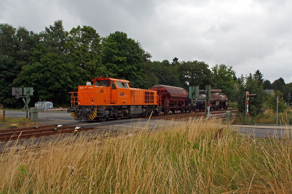 Die Lok 44 - MaK G 1000 BB (271 004-4) der Kreisbahn Siegen-Wittgenstein (KSW) fährt nun mit einen kurzen Güterzug (3 Wagen) nach Herdorf, hier am 08.08.2013 beim Bü km 105,6 in Würgendorf.

Die Lok wurde 2003 bei Vossloh unter der Fabriknummer 1001462 gebaut und am 05.01.2004 an die KSW ausgeliefert. Sie hat die NVR-Nummer  92 80 1271 004-4 D-KSW und EBA 02G23K 004.