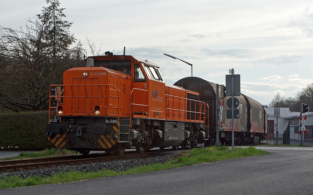 Die Lok 46 der KSW (Kreisbahn Siegen-Wittgenstein), eine Vossloh G 1700 BB, zieht ihren G�terzug in Richtung Neunkirchen-Salchendorf. Hier am 11.04.2012 in Neunkirchen, B� Altenseelbacher Stra�e, die Strecke ist eine KSW eigene Strecke von 12 km L�nge (ehem. Freien Grunder Eisenbahn).