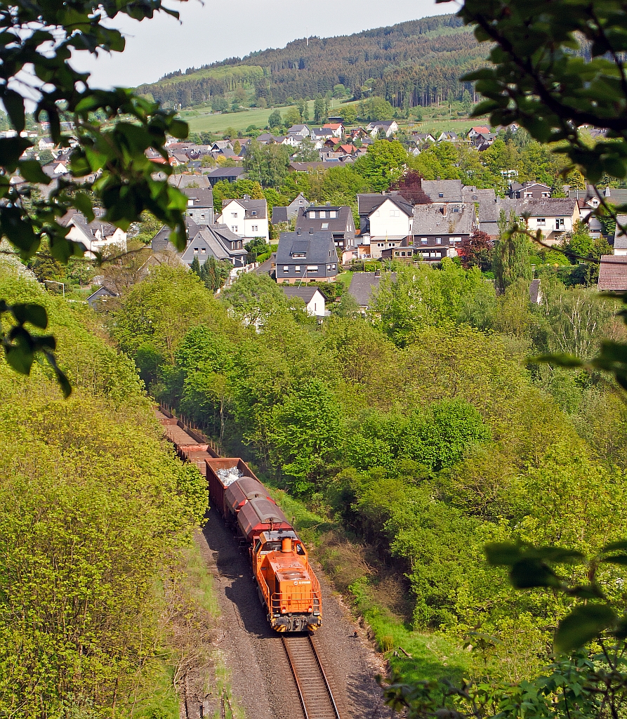Die Lok 46 (Vossloh G 1700-2 BB) der Kreisbahn Siegen-Wittgenstein (KSW) mit G�terzug am 14.05.2012 auf �bergabefahrt nach Betzdorf/Sieg, hier kurz vor dem Herdorfer Tunnel.