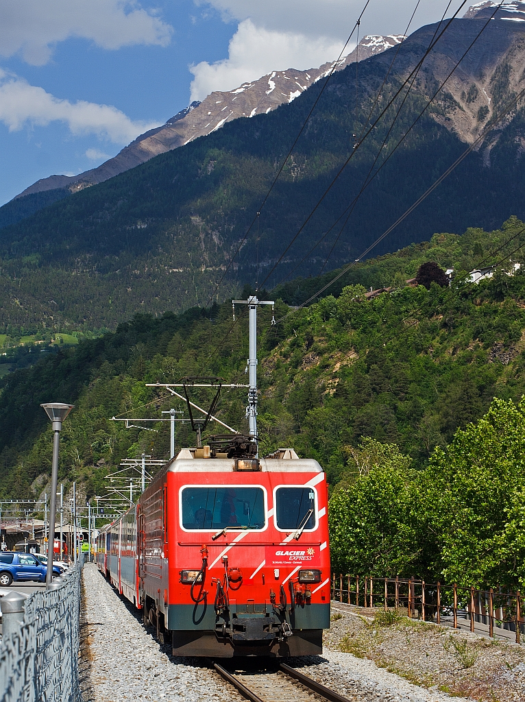 Die MGB HGe 4/4 II - 104 Furka (ex SBB 1951) kommt mit Glacier Express 911 aus Richtung Fiesch und f�hrt in den Bahnhof (-vorplatz) Brig ein. Den K�sten der Lokomotive SBB 1951 und 1952 wurden mit neuen Drehgestellen (System Abt) und Transformatoren (11 kV) zu FO 104 und 105 eingebaut. Die HGe 4/4 II ist eine schmalspurige gemischte Zahnrad- und Adh�sions-Lokomotive.