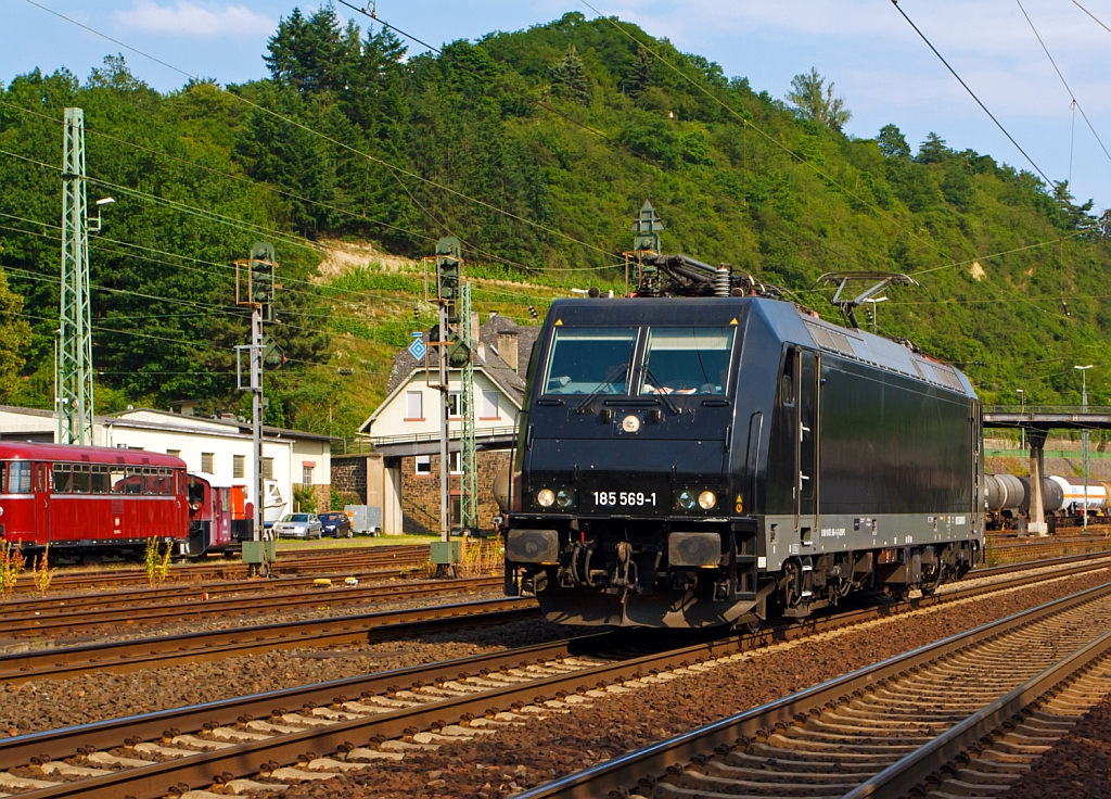 Die MRCE 185 569-1 (vermietet an Neusser Eisenbahn) f�hrt am 04.07.2012 solo durch Linz in Richtung Norden.
Die NVR-Nummer ist91 80 6185 569-1 D-DISPO; EBA 03J15D 021.
Gebaut wurde die Lok 2005 unter der Fabriknummer 34125 bei Bombardier.

