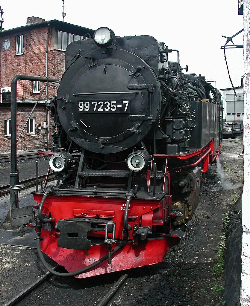 Die Neubaulok 99 7235-7 der HSB (Harzer Schmalspurbahnen) abgestellt am 20 Aug. 2003 in Wernigerode. Die Lok wurde 1954 bei VEB Lokomotivbau  Karl Marx  in Babelsberg (LKM) f�r die Schmalspurbahn Eisfeld - Sch�nbrunn gebaut, 1973 nach der Streckenstilllegung kam sie dann zur Harzquerbahn, wo sie heute noch f�hrt. 
Techn. Daten: Die Bauart ist 1'E1' h2t , max. Fahrgeschwindigkeit 40 km/h Vor- und R�ckw�rts ,  die Leistung betr�gt 700 PS, Gesamtgewicht 61,0 t , Kohlevorrat 4,0 t und Wasservorrat: 8,0 t
