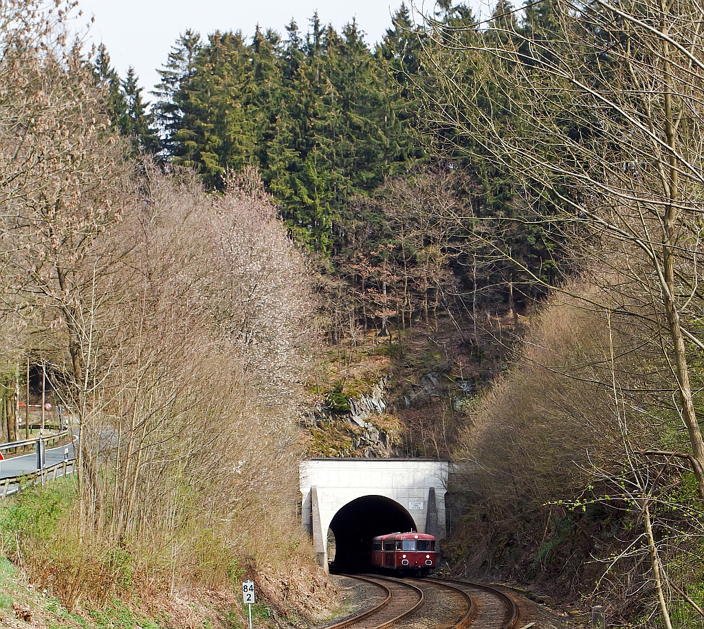 Die OEF (Oberhessische Eisenbahnfreunde) mit dem Schienenbus am 14.04.2012 auf Sonderfahrt an Dill, Heller und Sieg. Hier auf der R�ckfahrt von Daaden, auf der Daadetalbahn (KBS 463) kurz hinter dem Alsdorfer Tunnel. Das linke Gleis ist die Hellertalbahn (KBS 462). Die Garnitur besteht aus (von vorne nach hinten):  996 677-9 (Steuerwagen), 996 310-9 (Beiwagen) und Triebwagen VT 98 9829 (ex DB 798 829-8).